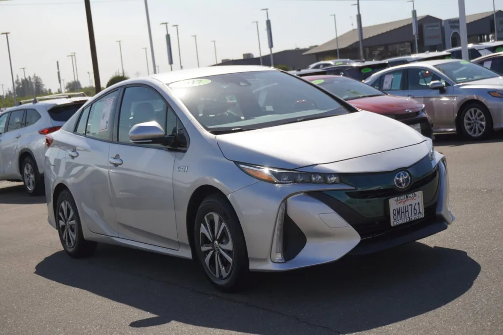 2017 Toyota Prius Prime Three photo 1