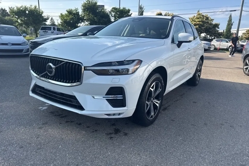 2022 Volvo XC60 B5 Momentum photo 1