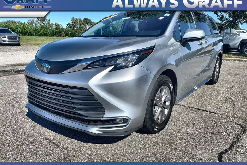 2022 Toyota Sienna XLE photo 1