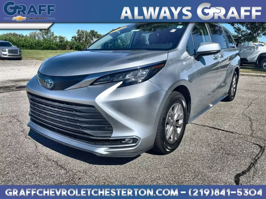 2022 Toyota Sienna XLE photo 1
