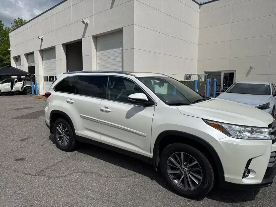 2019 Toyota Highlander XLE photo 1