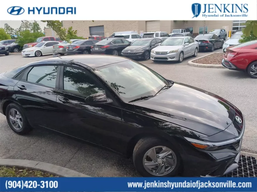 2025 Hyundai Elantra SE photo 1
