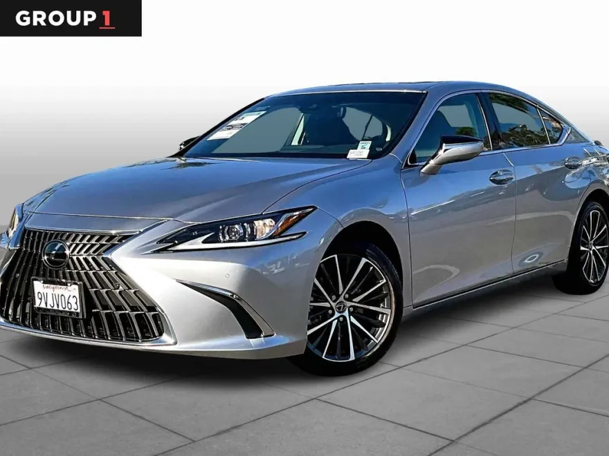 2025 Lexus ES 300h photo 1