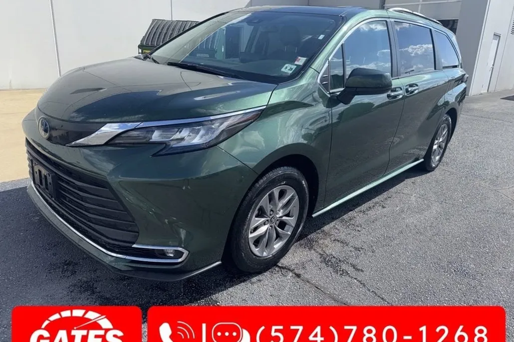 2023 Toyota Sienna XLE photo 1