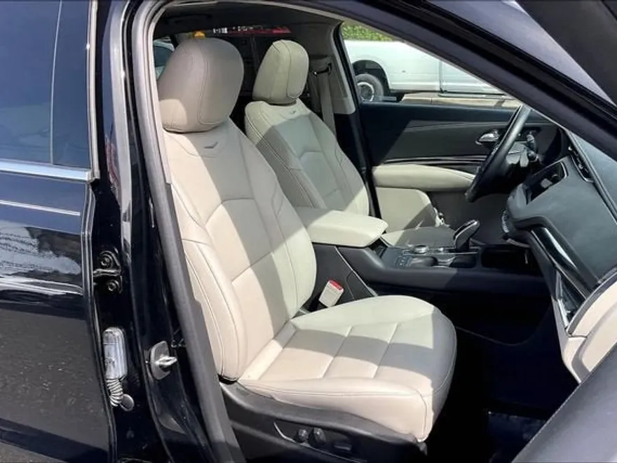 2021 Cadillac XT4 Luxury photo 1