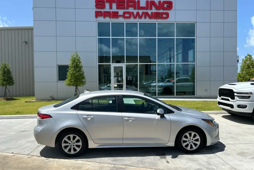 2023 Toyota Corolla LE photo 1