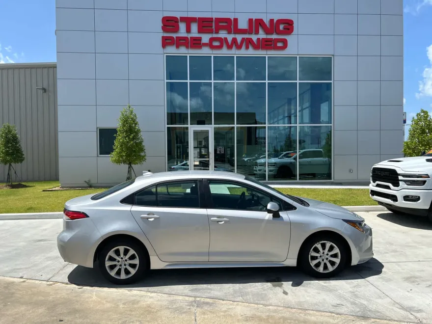 2023 Toyota Corolla LE photo 1