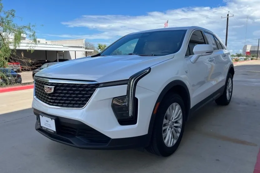 2024 Cadillac XT4 Luxury photo 1
