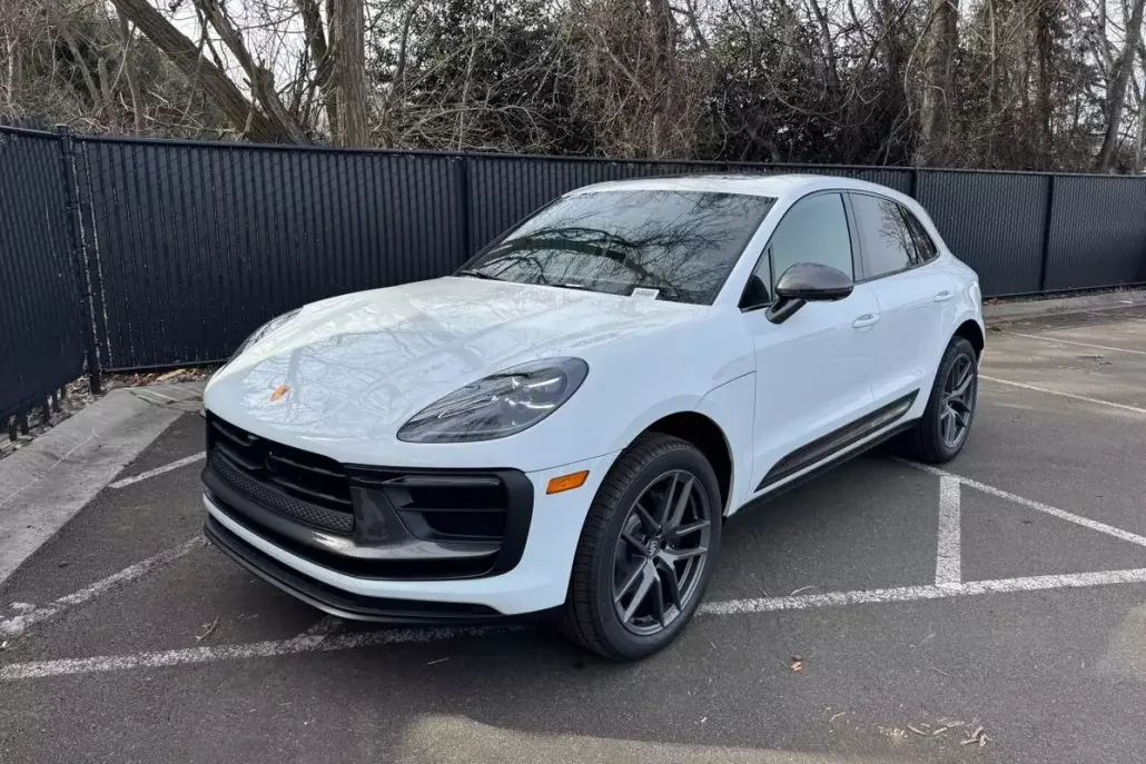 2025 Porsche Macan T photo 1