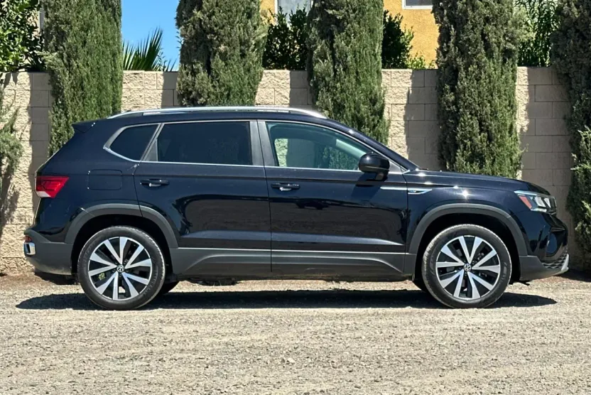 2024 Volkswagen Taos SE photo 1