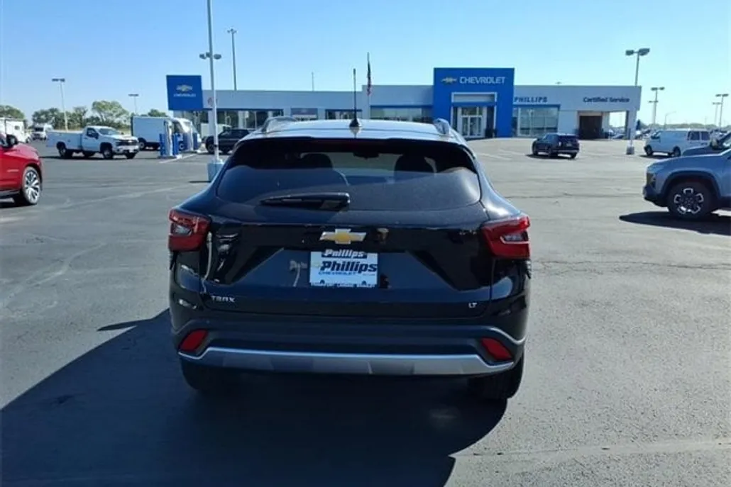 2025 Chevrolet Trax LT photo 1