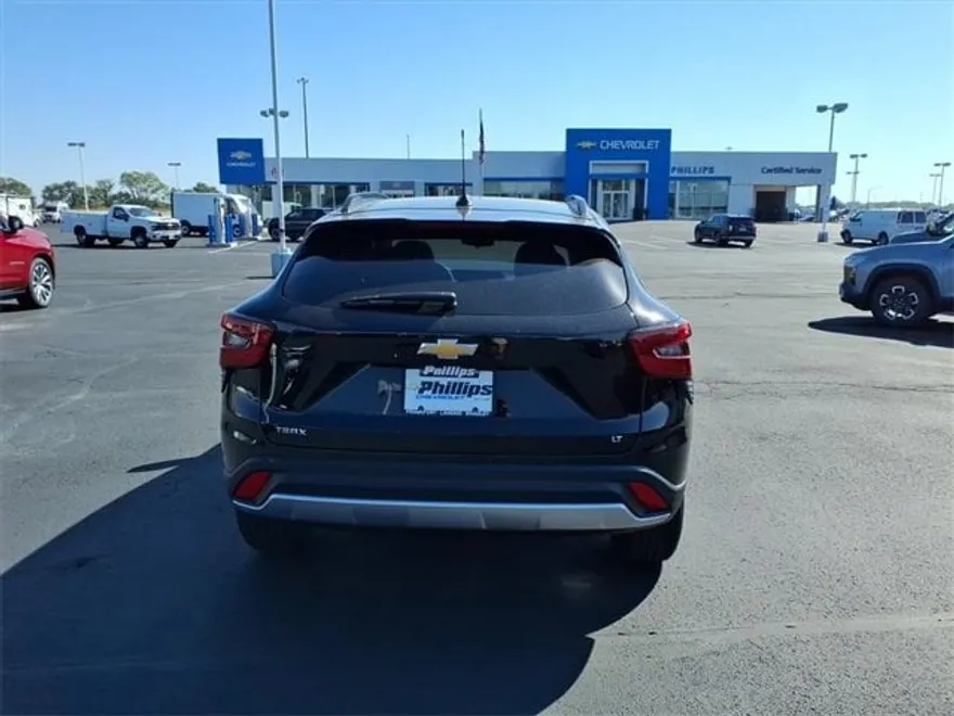 2025 Chevrolet Trax LT photo 1