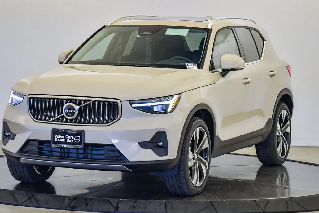 2025 Volvo XC40 AWD photo 1