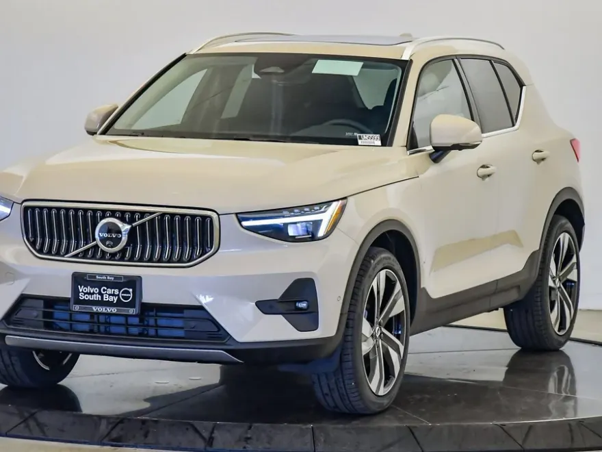 2025 Volvo XC40 AWD photo 1