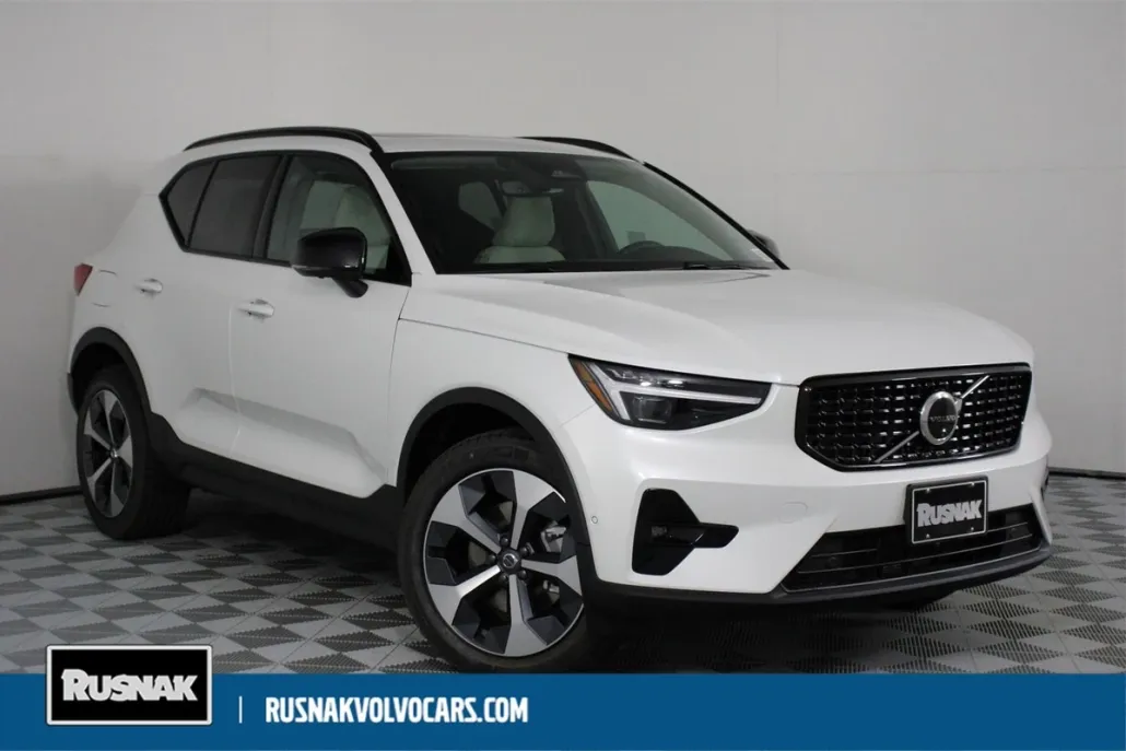 2026 Volvo XC40 Plus photo 1