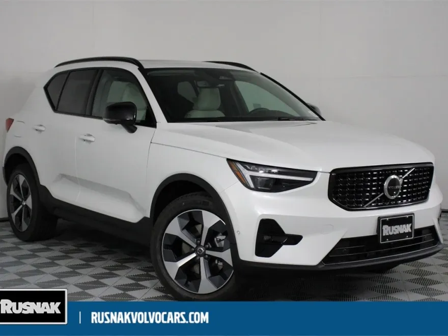 2026 Volvo XC40 Plus photo 1
