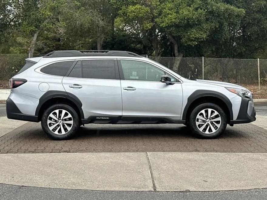 2025 Subaru Outback Premium photo 1