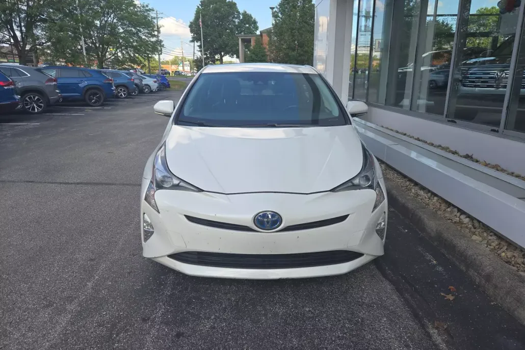 2016 Toyota Prius Three Touring photo 1