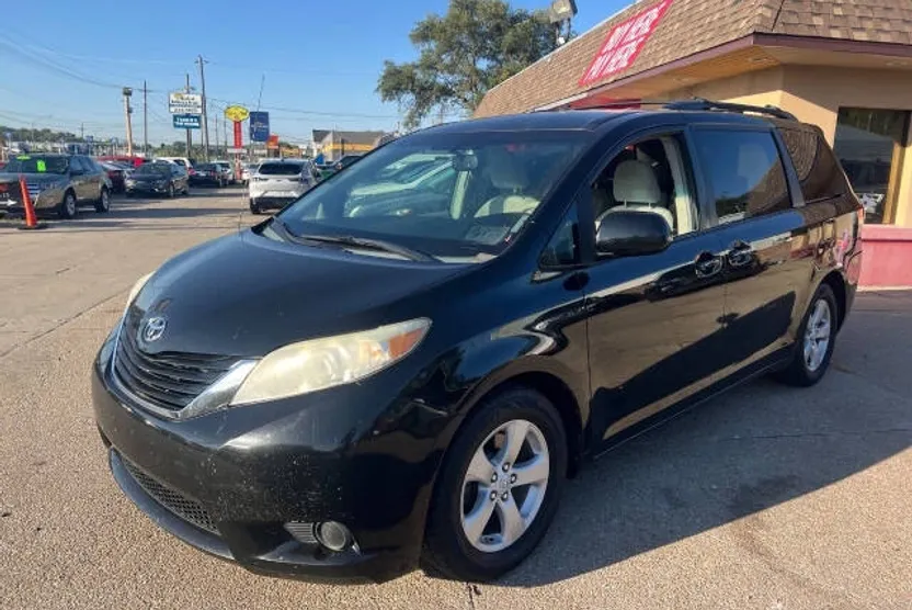 2011 Toyota Sienna LE photo 1