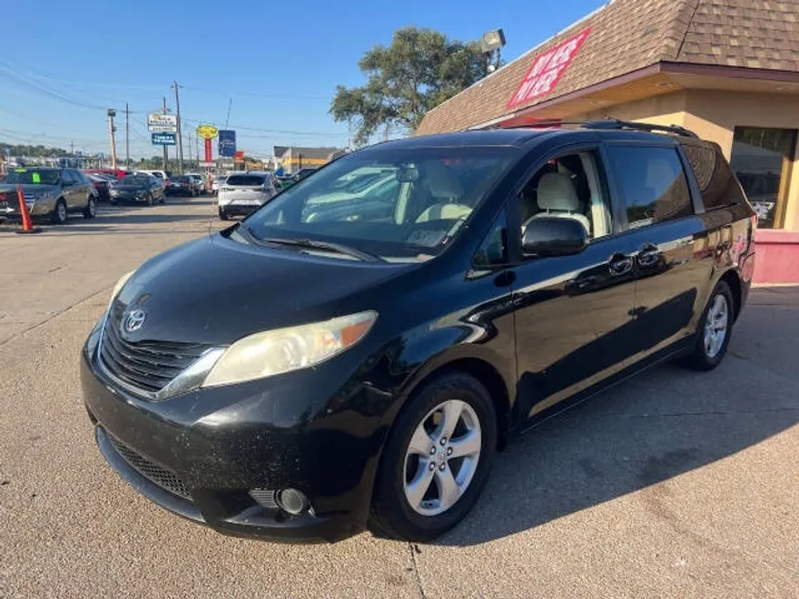 2011 Toyota Sienna LE photo 1