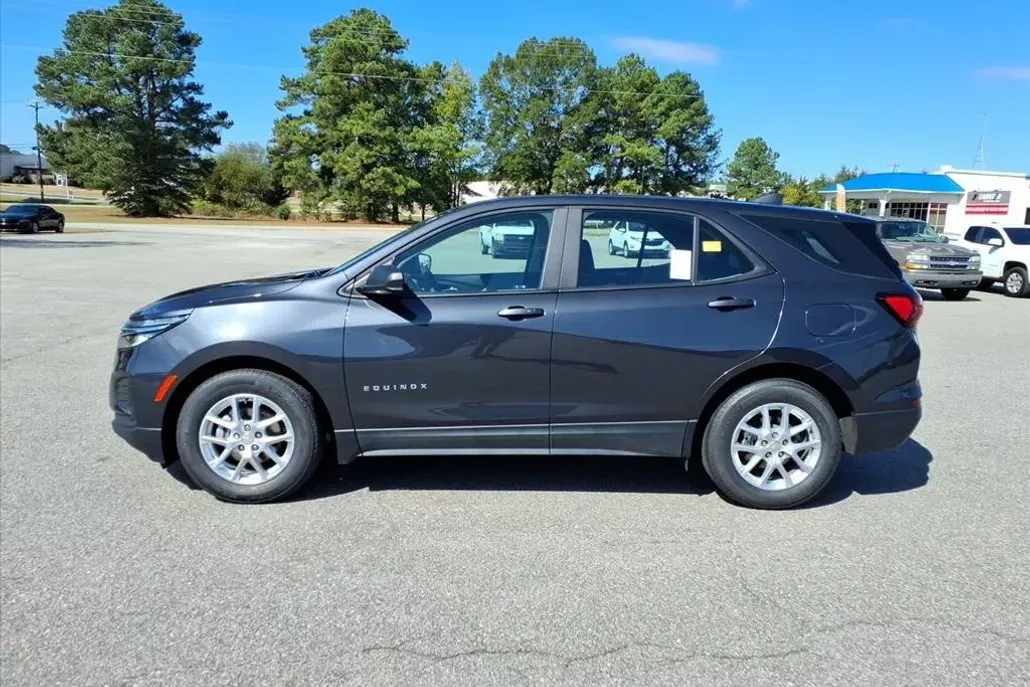 2022 Chevrolet Equinox LS photo 1