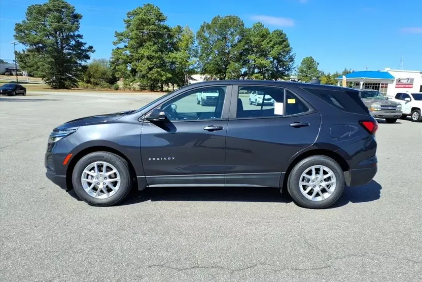 2022 Chevrolet Equinox LS photo 1