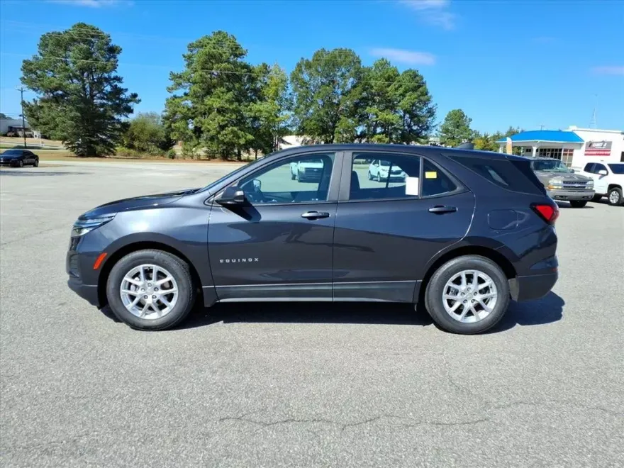 2022 Chevrolet Equinox LS photo 1