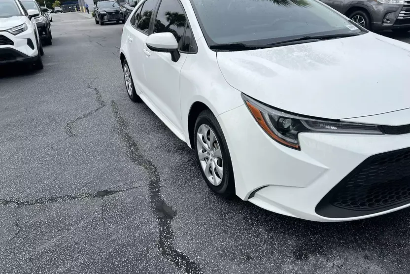 2022 Toyota Corolla LE photo 1