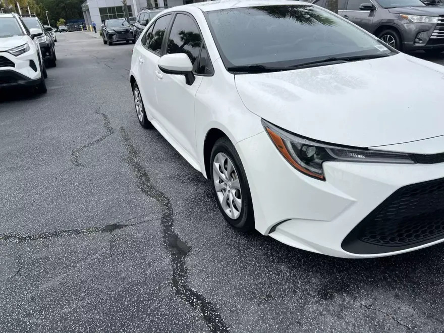 2022 Toyota Corolla LE photo 1