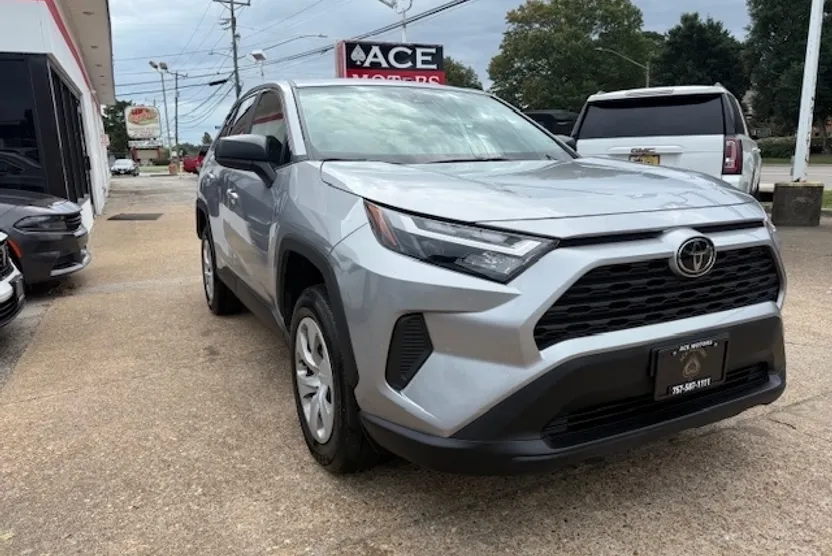 2024 Toyota RAV4 LE photo 1