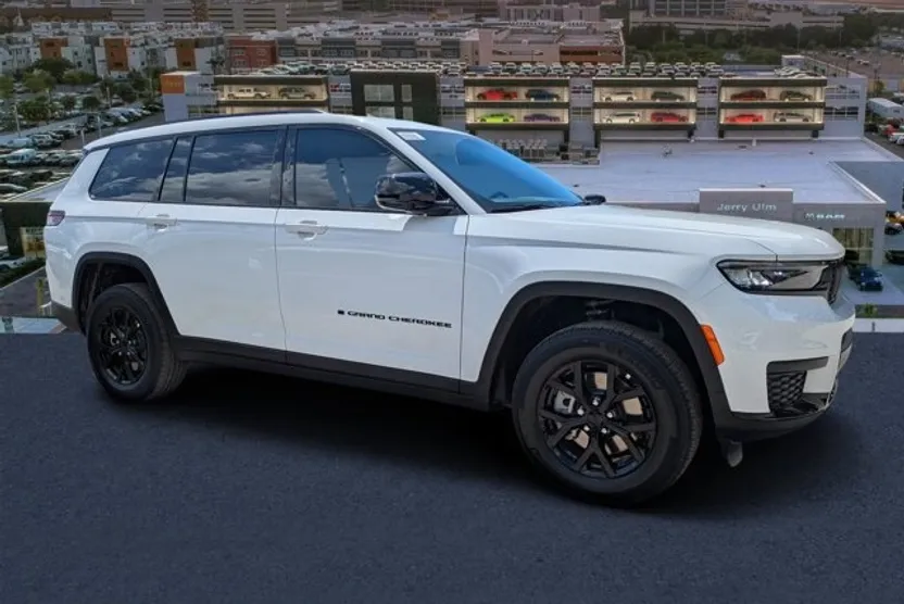2025 Jeep Grand Cherokee Laredo Altitude photo 1
