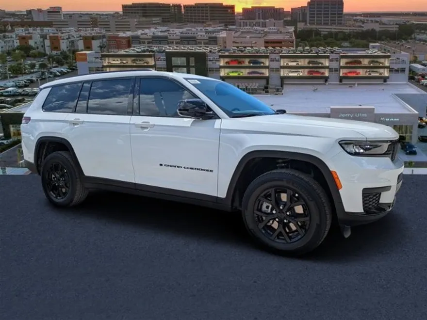 2025 Jeep Grand Cherokee Laredo Altitude photo 1