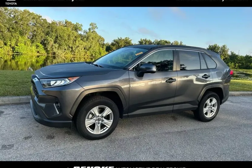 2021 Toyota RAV4 XLE photo 1