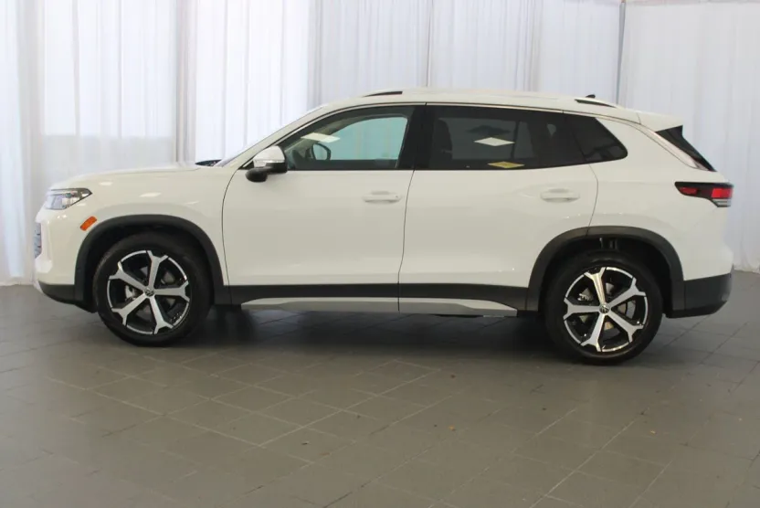 2025 Volkswagen Tiguan SE photo 1