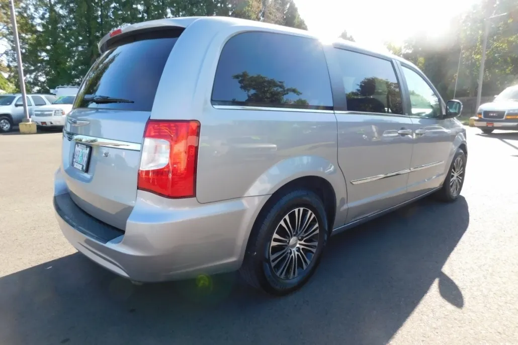 2014 Chrysler Town & Country S photo 1