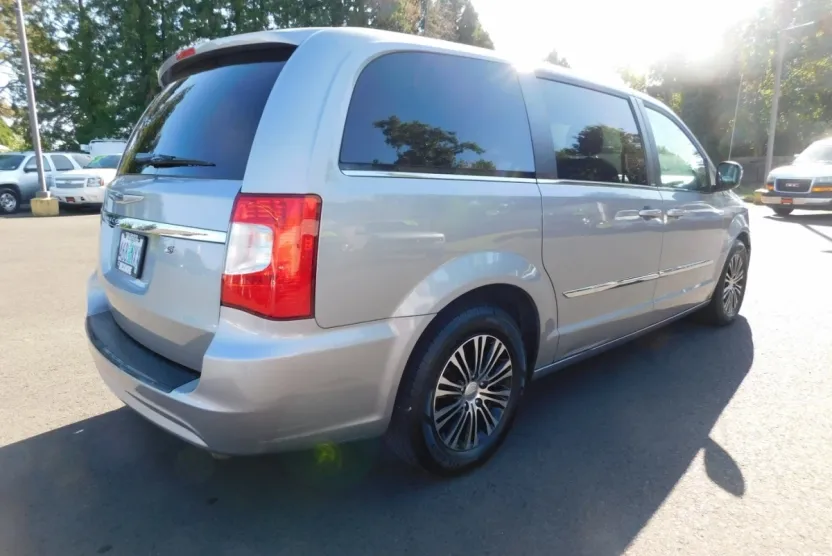 2014 Chrysler Town & Country S photo 1
