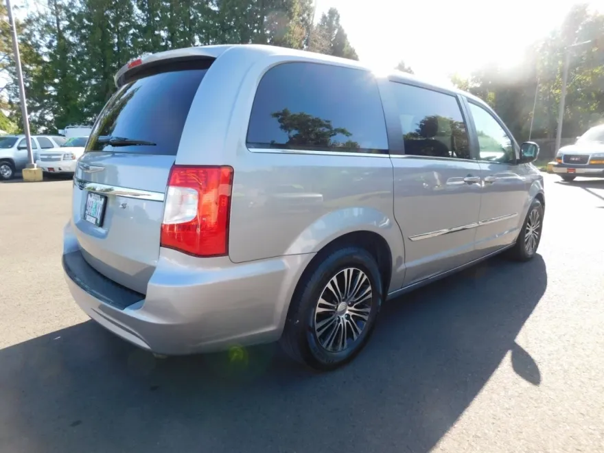 2014 Chrysler Town & Country S photo 1