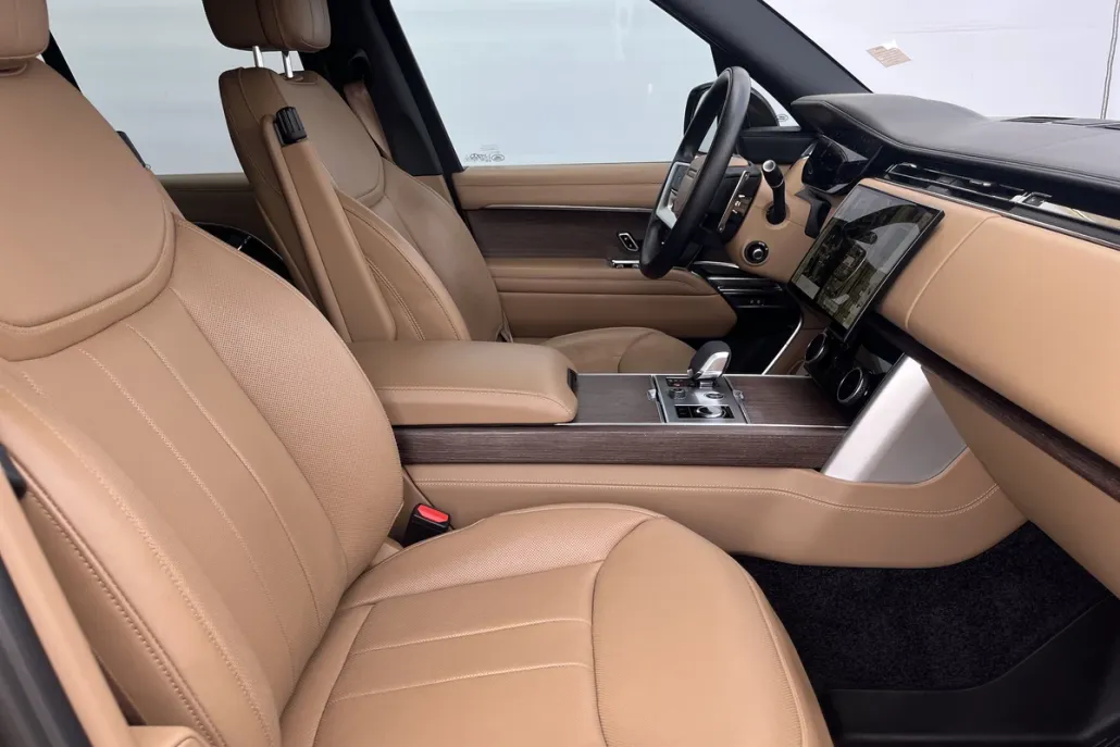 2023 Land Rover Range Rover SE photo 1