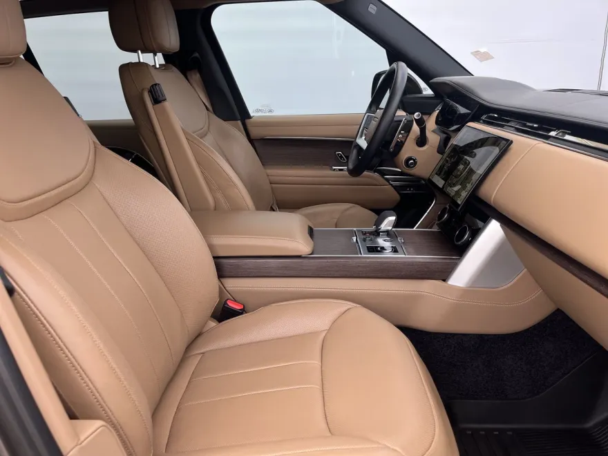 2023 Land Rover Range Rover SE photo 1