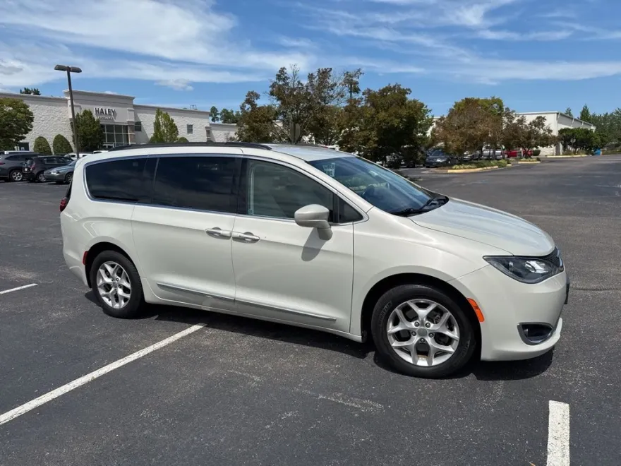2017 Chrysler Pacifica Touring L photo 1