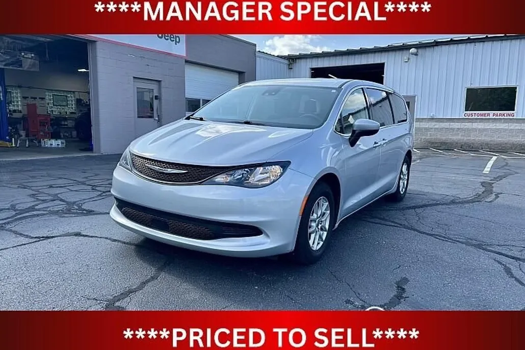 2023 Chrysler Voyager LX photo 1
