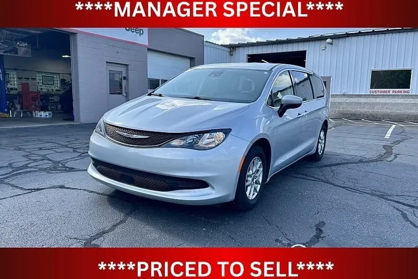 2023 Chrysler Voyager LX photo 1