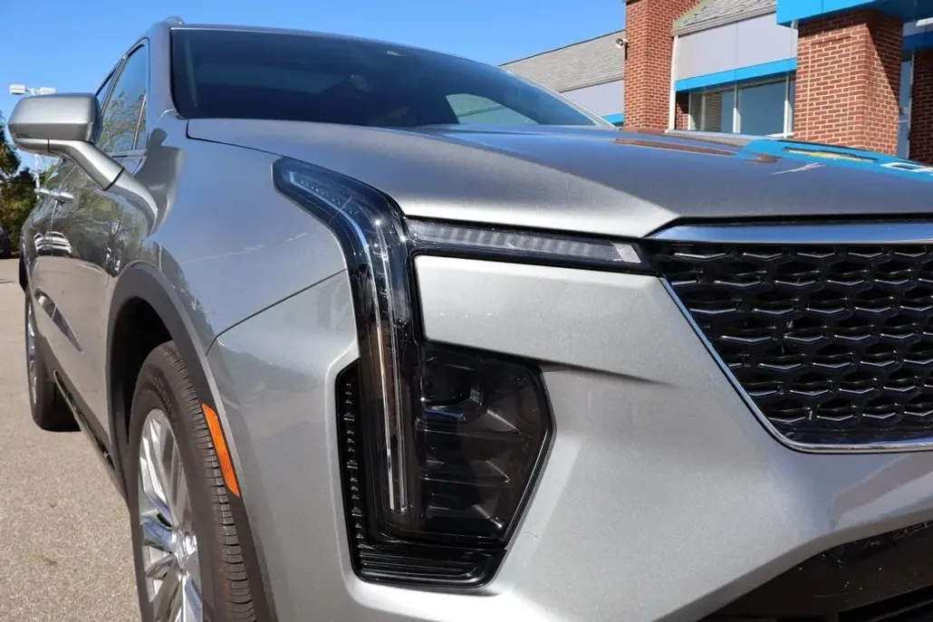 2024 Cadillac XT4 Premium Luxury photo 1