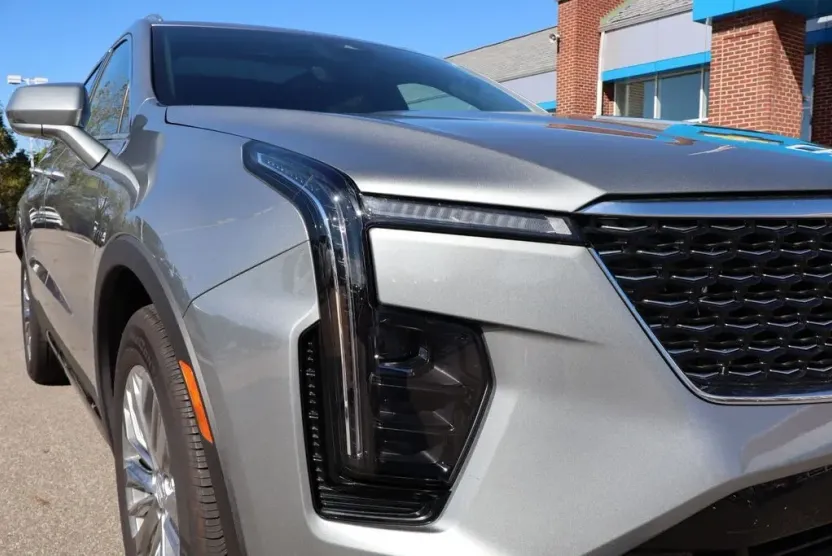 2024 Cadillac XT4 Premium Luxury photo 1