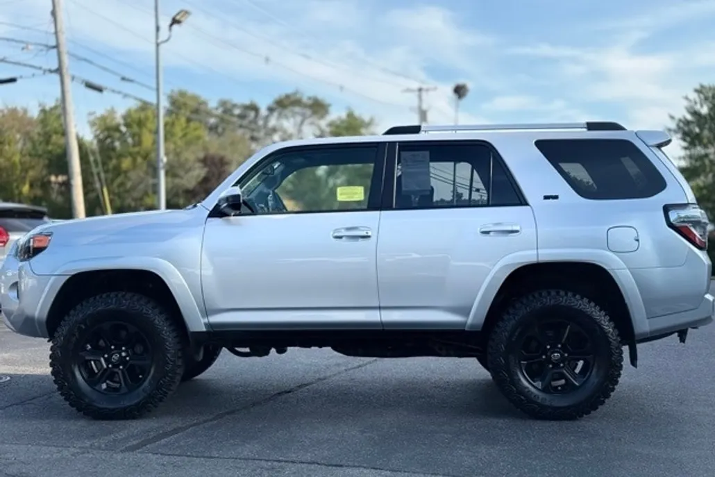 2020 Toyota 4Runner SR5 photo 1