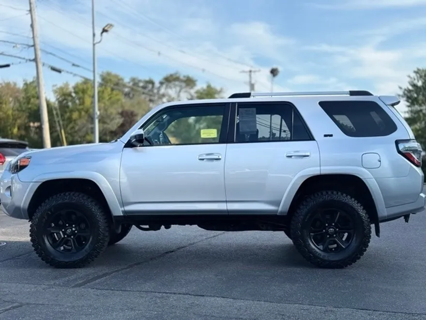 2020 Toyota 4Runner SR5 photo 1