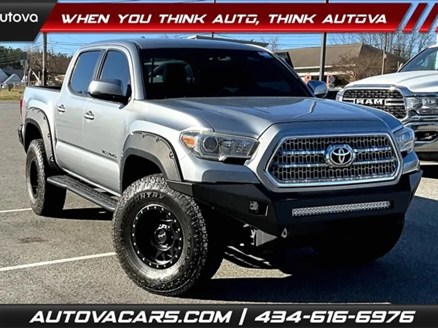 2017 Toyota Tacoma TRD Sport photo 1