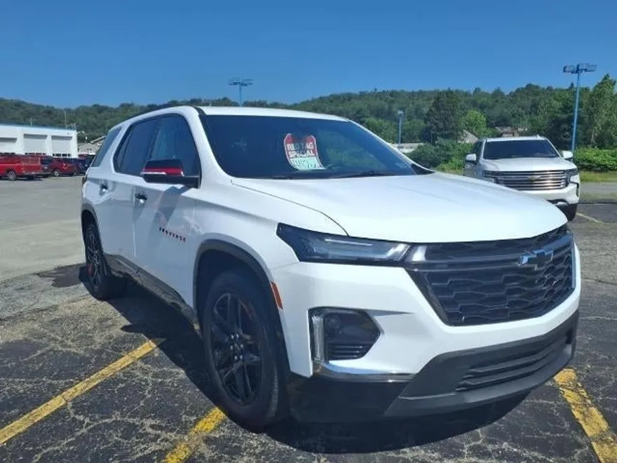 2023 Chevrolet Traverse Premier photo 1