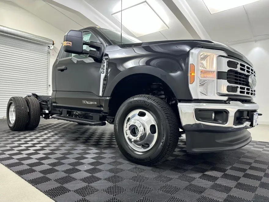 2025 Ford F-350 photo 1