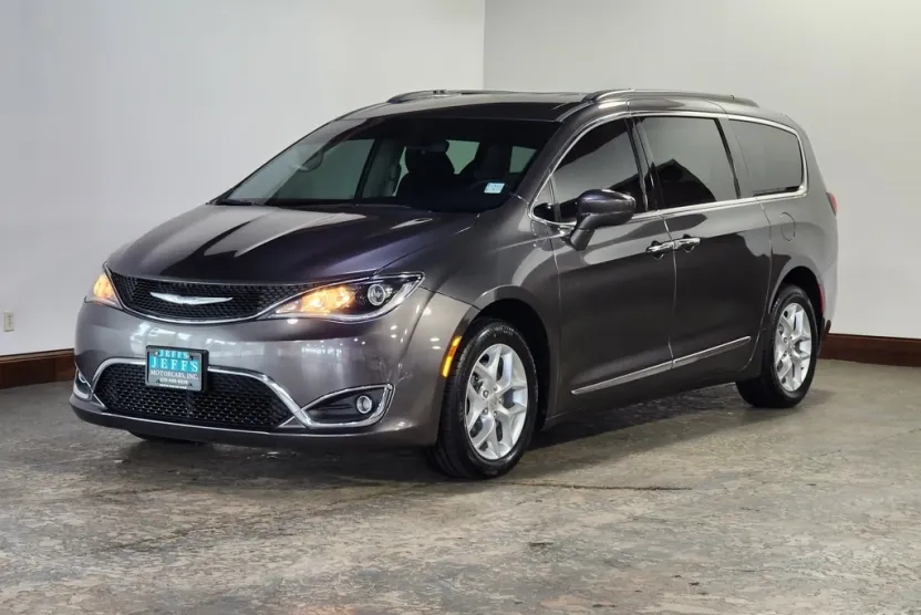 2017 Chrysler Pacifica Touring L photo 1